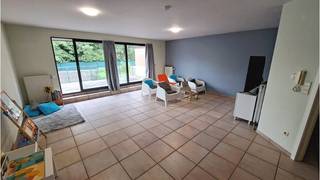 Ruim Duplex-Appartement met 3 slaapkamers, 2 TERRASSEN en TUIN op een uitstekende ligging in Sint-Andries, vlakbij winkels en met een vlotte verbinding naar de Expresweg en het centrum van Brugge. ** + Energielabel B! ** + Geen syndic kosten ! ** + Bewoonbare oppervlakte : 188 m² ** + Uitstekende mobiscore 9 op 10! ** ** Omvat een inkom, lichtrijke leefruimte, ingerichte keuken, berging, 3 slaapkamers, badkamer met ligbad, 2 terrassen en een tuin. ** #leukwonen #sintandries #brugge ** ** Beschikbaar 1 november 2026