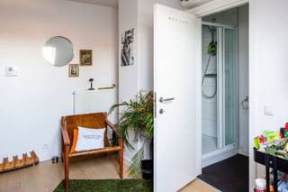 <strong>Leuven: Studentenkamer van 16 m2 te koop </strong><br /><br />Op zoek naar een slimme investering of een kwalitatief kot voor uw studerende zoon of dochter?<br />Deze moderne studentenkamer van 16 m² met eigen badkamer en gedeelde keuken ligt centraal in Leuven – op wandelafstand van de universiteiten en hoge scholen, winkels, openbaar vervoer, gezellige cafés en restaurants. <br /><br /><strong>Indeling:</strong><br />Inkomhal, bureau, slaapkamer, badkamer, gemeenschappelijke keuken. <br /><br /><strong>Troeven: </strong>
<ul><li>Instapklaar </li><li>Moderne afwerking </li><li>Locatie: Leuven </li><li>Eigen badkamer met douche en toilet</li></ul>
<br />Meer informatie? Contacteer Parel Vandereyken op parel@vastgoedvandendries.be of op +32474921301