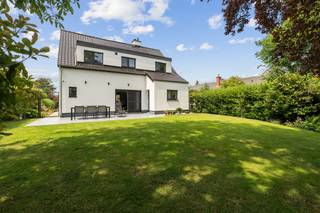 <p><strong>Stijlvolle, instapklare open bebouwing in een residentiële en kindvriendelijke wijk te Lovendegem</strong></p>
<p>Ontdek deze prachtige, statige energiezuinige open bebouwing, gelegen in een rustige en residentiële buurt in Lovendegem. Deze smaakvol gerenoveerde woning combineert tijdloze elegantie met hedendaags wooncomfort en werd afgewerkt met kwalitatieve materialen en oog voor detail.</p>
<p>Bij het betreden van de woning valt meteen de warme en gezellige sfeer op. De lichtrijke leefruimtes sluiten naadloos aan op de fraai aangelegde tuin, waar u in alle rust kunt genieten van privacy en groen. Het zonnige terras vormt de ideale plek om te ontspannen of gezellig te tafelen met familie en vrienden.</p>
<p>De woning beschikt over drie volwaardige slaapkamers, een badkamer en een praktische inpandige garage. Dankzij de doordachte renovatie en de hoogwaardige afwerking is deze woning volledig instapklaar.</p>
<p>Troeven van deze woning:</p>
<ul><li>Statige, gerenoveerde open bebouwing</li><li>Gelegen in een rustige, residentiële en kindvriendelijke wijk</li><li>Mooie, onderhoudsvriendelijk aangelegde tuin met veel privacy</li><li>Drie ruime slaapkamers</li><li>Inpandige garage</li><li>Hoogwaardige materialen en kwalitatieve afwerking</li><li>zonnepanelen, energiezuinig</li><li>Instapklaar en perfect onderhouden</li></ul>
<p>Bent u op zoek naar een stijlvolle gezinswoning waar comfort, kwaliteit en een aangename woonomgeving samenkomen? Dan is deze prachtige open bebouwing in Lovendegem beslist een bezoek waard. Laat u verrassen door de charme, de ruimte en de uitzonderlijke afwerking van deze unieke woning.</p>