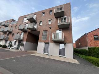 <p>Op zoek naar een instapklaar, lichtrijk appartement op een rustige ligging?<br />Dit prachtige appartement op de 3de verdieping combineert comfort, energiezuinig wonen (EPC A) én een mooi open uitzicht 🌿<br /><br />Troeven van het appartement:<br />• 2 volwaardige slaapkamers<br />• Zeer lichtrijke leefruimte dankzij grote raampartijen<br />• 2 zonnige terrassen met aangenaam uitzicht<br />• Rustige en aangename ligging<br />• Gelegen op de 3de verdieping<br /><br />Volledig uitgeruste keuken:<br />• Vaatwasser<br />• Elektrische kookplaat<br />• Frigo met klein vriesvak<br /><br />Extra comfort:<br />• Ondergrondse staanplaats inbegrepen<br />• Private berging<br /><br />💶 Huurprijs: €825 + €50 kosten<br />📅 Vrij vanaf: 01/07/2026<br /><br />Een ideale woonplek voor wie houdt van rust, licht en comfort in Waregem!<br />📩 Interesse? Contacteer ons vandaag nog voor een bezoek!<br />056 61 11 11 - waregem@demeester.be</p>