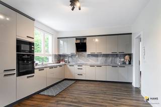 <p><span>Instapklaar appartement (130 m²) met 3 slaapkamers en terras (10 m²) in Wilrijk.</span></p><p><span>Dankzij de centrale ligging nabij het dorpscentrum geniet dit appartement van een uitstekende bereikbaarheid. Met de wagen bereik je vlot de snelweg en verschillende verbindingswegen, terwijl ook het openbaar vervoer en meerdere velo-stations zich in de directe omgeving bevinden.</span></p><p><span>Het appartement bevindt zich op de eerste verdieping van een kleinschalig gebouw met slechts twee verdiepingen. Het gebouw werd opgeleverd in 2023 en voldoet volledig aan de huidige normen, waardoor je hier zonder zorgen kan wonen of investeren. Het dak is geïsoleerd en voorzien van zonnepanelen, de elektriciteit is conform en de PVC-ramen zijn voorzien van dubbele hoogrendementsbeglazing. Momenteel is het appartement verhuurd aan €…/maand.</span></p><p><span>Binnenin geniet je van een bijzonder ruime en lichtrijke leefruimte met open, volledig geïnstalleerde keuken, samen goed voor maar liefst 67 m². Vanuit de leefruimte heb je toegang tot het inpandige terras van 10 m² met noordoriëntatie.</span></p><p><span>Het appartement beschikt verder over drie volwaardige slaapkamers van 10 m², 15 m² en 22 m². De badkamer (7 m²) is uitgerust met een inloopdouche, lavabomeubel, handdoekdroger en toilet. Daarnaast zijn er nog een tweede, apart toilet en een praktische berging/wasplaats (4 m²) aanwezig.</span></p><p><span>Ben je op zoek naar een recent en ruim appartement met drie slaapkamers op een centrale locatie? Mis deze kans niet! Bruikbare vloeropp. 130 m² – ref.: bruto vloeropp. EPC-certificaat. Voor meer info of een gratis schatting surf naar </span><span><span>www.hansimmo.be</span></span></p><p><span> </span></p>