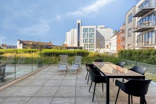Cet élégant appartement d'une chambre de 71 m², construit en 2021, est situé dans la Koning Albertstraat à Courtrai. Grâce à son emplacement central, vous bénéficierez d'une excellente accessibilité et les magasins, les restaurants, les transports en commun et le centre-ville animé sont accessibles à pied.<br /><br />L'appartement a été fini avec des matériaux de qualité et offre un cadre de vie agréable et contemporain. Les grandes fenêtres laissent entrer beaucoup de lumière naturelle et créent une atmosphère ouverte et spacieuse. Depuis le salon, vous avez un accès direct à la grande terrasse, où vous pourrez vous détendre.<br /><br />Disposition de l'appartement : <br /><br />- Hall d'entrée avec toilettes séparées pour les invités<br />- Espace de vie lumineux avec accès à la spacieuse terrasse<br />- Cuisine ouverte entièrement équipée<br />- Chambre spacieuse avec espace de rangement pratique<br />- Salle de bain moderne avec douche et lavabo<br />- Terrasse spacieuse<br />- Espace de rangement supplémentaire disponible au sous-sol, idéal pour le rangement <br /><br />Grâce à son emplacement central, les magasins, les restaurants, les transports en commun et le centre-ville sont accessibles à pied.<br /><br />L'appartement comprend également un garage souterrain qui peut être acheté au prix fixe de 35 000 euros. <br /><br />Vous souhaitez obtenir plus d'informations sur cette propriété ou vous souhaitez visiter le site ? Contactez Alissia Dewitte (0472 18 64 21 - alissia.dewitte@dewaele.com)<br /><br />Registre des mesures: non