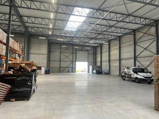 <span>BELANGRIJKSTE KENMERKEN</span><br /><span>- nieuwbouw magazijn met kantoor</span><br /><span>- 1.500m² magazijn (mogelijkheid totaal 3.000m² te huren)</span><br /><span>- gelijkvloers kantoor van 300m² en 260m² kantoor op verdiep 1</span><br /><span>- 10,50 m vrije hoogte (onder spant); 12m vrije hoogte (onder dak)</span><br /><span>- mogelijkheid tot gebruik van 1 los- laadkade</span><br /><span>- 1 gelijkvloerse poorten</span><br /><span>- op 5 km van de E19</span><br /><span>- onmiddellijk beschikbaar </span>