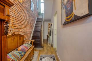 <h3><span>Instapklare woning met 3 slaapkamers en tuin in Merksem</span></h3><p><span>Deze instapklare woning aan de Secretaris Meyerlei in Merksem beschikt over 3 slaapkamers, een ruime leefruimte en een aangename tuin met overdekt terras.</span></p><p><span>Via de inkomhal bereiken we de ruime eetkamer met aansluitend de moderne, volledig geïnstalleerde keuken. De leefruimte geniet van veel natuurlijke lichtinval en geeft rechtstreeks toegang tot het overdekte terras en de aangelegde tuin. Verder is er een praktische berging met aansluiting voor wasmachine en droogkast.</span></p><p><span>Op de eerste verdieping bevinden zich een ruime slaapkamer, aparte dressing en badkamer met inloopdouche, ligbad en toilet. De tweede verdieping beschikt over nog twee kamers, geschikt als slaapkamer, bureau of hobbyruimte.</span></p><p><span>Gunstig gelegen nabij winkels, scholen, openbaar vervoer en belangrijke invalswegen richting Antwerpen.</span></p><p><span><strong>Bijzonderheden:</strong> 3 slaapkamers – 134 m² – EPC B (134 kWh/m²) – zonnepanelen – airconditioning – dressing – berging – overdekt terras – tuin.</span></p>