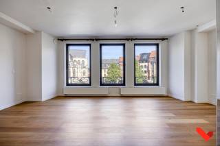 In het bruisende centrum van Leuven, met zicht op het levendige Rector De Somerplein en de Sint-Pieterskerk, bevindt zich dit volledig vernieuwde, instapklare appartement van 79m² (cfr. EPC) met één slaapkamer. Het appartement is vlot toegankelijk via de personenlift die aanwezig is in het gebouw.<br /><br />De grote troef van dit appartement is zonder twijfel de open leefruimte met panoramisch uitzicht over het stadscentrum.<br /><br />De keuken is geïntegreerd in de leefruimte en is volledig uitgerust voor optimaal kookcomfort.<br />Aansluitend op de slaapkamer bevindt zich een moderne badkamer met inloopdouche en lavabo. Verder is er een aparte wc en een compacte wasruimte aanwezig in het appartement.<br /><br />Dit appartement biedt het perfecte evenwicht tussen modern wooncomfort en een uitzonderlijke ligging, midden in de stad, op wandelafstand van winkels, horeca, openbaar vervoer, <br />cultuur en talrijke universitaire faculteitsgebouwen. Ideaal voor wie het bruisende stadsleven wil ervaren.<br /><br />Troeven:<br />- bushalte voor de deur, met buslijnen naar verscheidene campussen en treinstation<br />- gelegen aan het Rector De Somerplein met panoramisch zicht<br />- volledig vernieuwd met gunstig EPC B<br />- asbestvrij<br />- kelderruimte gelegen op -1 van +/- 5m²<br />- ruime inbouwkleerkast in de slaapkamer<br />- combi-wasmachine aanwezig<br />- alle vensters zijn voorzien van afneembare vliegenramen<br />- ingang tot het appartement via een pantserdeur (inbraak- en brandwerend volgens WK3-standaard)<br /><br />Voor meer informatie of om een bezoek ter plaatste in te bellen, kan je terecht op 016/23.21.45 of via info@bvm-vastgoed.be