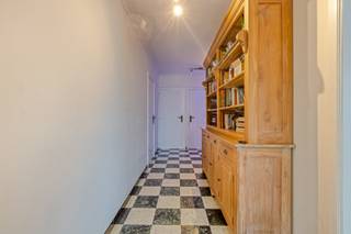 <span><span>Bent u op zoek naar een <strong>ruime open bebouwing met tal van mogelijkheden en een prachtig groen zicht</strong>? Dan is deze villa in Diksmuide beslist een bezoek waard.<br />Deze woning, gebouwd in 1970 en gelegen op een perceel van 1.083 m², combineert ruimte, comfort en een goede ligging. Achteraan geniet u van een prachtig open zicht over de omliggende weilanden, terwijl winkels, scholen en andere voorzieningen <strong>vlot bereikbaar</strong> zijn. Dankzij de <strong>ruime woonoppervlakte</strong> en de praktische indeling is deze woning ideaal voor gezinnen of voor wie op zoek is naar een woning met <strong>veel potentieel</strong>. Bovendien is de woning renovatieplichtig, waardoor u de perfecte <strong>kans </strong>krijgt om ze volledig naar eigen smaak te renoveren.<br /><br /><u>Indeling:</u><br />De woning verwelkomt u via een <strong>ruime inkomhal</strong> die toegang biedt tot de ruime leefruimte met eetplaats. Aansluitend bevindt zich de keuken met toegang tot een <strong>praktische was- bergruimte</strong>. Verder beschikt het gelijkvloers over een <strong>extra kamerruimte</strong>, een badkamer met ligbad en toilet en een diepe inpandige garage. Buiten geniet u van een ruime tuin met een prachtig open uitzicht over de omliggende weilanden en een <strong>private oprit</strong> met parkeergelegenheid voor meerdere wagens.<br />Op de bovenverdieping bevinden zich <strong>twee ruime slaapkamers</strong>, een dressing en een berging. Daarnaast beschikt de woning over een geïsoleerde zolderruimte die de mogelijkheid biedt om een <strong>extra slaapkamer</strong> of <strong>hobbyruimte</strong> te creëren.<br /><br /><u>Troeven:</u></span></span>
<ul>
	<li><span><span>Goed gelegen open bebouwing;</span></span></li>
	<li><span><span><strong>Perceel van zo'n 1.083 m²</strong>;</span></span></li>
	<li><span><span>Prachtig groen en vrij uitzicht achteraan;</span></span></li>
	<li><span><span>Regenwater- en stadswateraansluiting;</span></span></li>
	<li><span><span>Ruime oprit en <strong>inpandige garage</strong>;</span></span></li>
	<li><span><span><strong>Tal van mogelijkheden voor verdere inrichting en renovatie</strong>.</span></span></li>
</ul>
<span><span> De combinatie van een goed gelegen woning, een ruime bewoonbare oppervlakte, een <strong>schitterend uitzich</strong>t en het renovatiepotentieel maakt van deze woning een uitstekende opportuniteit voor wie op zoek is naar een <strong>ruime gezinswoning </strong>in een <strong>groene omgeving</strong>.<br /><br />Interesse? Contacteer Diksimmo voor meer informatie of een bezoek ter plaatse. Bel 051 50 11 51 of mail naar diksmuide@diksimmo.be.</span></span>