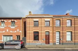 Ruime gezinswoning met zij-ingang gelegen in het centrum van Hoevenen. Winkels, scholen en openbaar vervoer op wandelafstand. Vlotte verbinding...