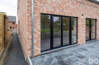 <span>Deze nieuwbouwwoning is gelegen in het landelijke Sint-Denijs-Boekel en omvat alle hedendaags comfort.</span><br /><br /><span>Afgewerkt met uiterst duurzame materialen, zonnepanelen en vloerverwarming. Woning omvat inkomhal met bezoekerstoilet, zeer ruime en zonrijke leefruimte met open ingerichte keuken met aansluitend ruime berging. Zonrijk terras met aangename en makkelijk te onderhouden tuin. Bovenverdieping omvat 3 slaapkamers, apart toilet en ingerichte badkamer met ligbad, douche en dubbel lavabomeubel. Vaste trap naar zolderverdiep met extra niet afgewerkte kamer (voor stockage) en technische ruimte. </span><br /><br /><span>Troeven: zeer energiezuinig, volledig aangelegde tuin en voorzien van lichtarmaturen en gordijnen. </span><br /><span>Op slechts 1,3km van het station van Sint-Denijs-Boekel en Zwalm. </span><br /><br /><span>Beschikbaar vanaf 1 november 2026.</span><br /><br /><span>Voor meer informatie bel Stefanie op het nummer 055/59 50 10 of mail stefanie.browaeys@weinvest.be.</span>