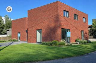 En cours d'achèvement et donc bientôt habitables : 2 belles maisons familiales avec terrasse et carport, spacieusement situées à proximité d'un...