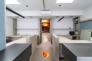 Op zoek naar de perfecte locatie voor uw bedrijf? Ontdek deze loods gelegen aan de Hugo Verriestlaan 5 in Ledegem!Met een volledig uitgerust kantoor...