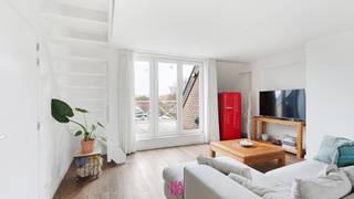 Uniek duplexappartement met ruime zonneterrassen en 4 slaapkamers gelegen in een kleinschalige moderne residentie en dit in het dorp van Westkapelle op slechts 5 km van Knokke-Heist. Dit ruim(130m²) en instapklaar appartement beschikt over een mooi en Zuid-Westgericht zonneterras en omvat een inkomhal, gastentoilet, mooie living met eet- en zitruimte, een terrasje vooraan en een prachtig zonneterras achteraan met aanpalende berging met aansluiting voor wasmachine en droogkast, verder is er een open keuken voorzien van alle nodige instrumenten, 2 slaapkamers en een badkamer met ligbad en douche. Op de verdieping zijn er tevens 2 volwaardige slaapkamers, waarvan 1 met douche, een apart toilet en ingemaakte kasten. Dit fenomenaal wordt verkocht met een gemeenschappelijke fietsenberging en is er tevens de mogelijkheid tot aankoop van een dubbele garage ( € 76.000 ) op het gelijkvloers in het gebouw. Lage syndicuskost. Prachtig aanbod!