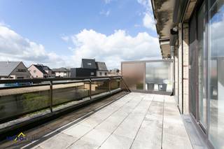 In Baasrode, <strong>vlakbij het water, </strong>vind je dit appartement met 2 kamers op een <strong>prima locatie nabij centrum, winkels, scholen en openbaar vervoer. </strong>Het appartement op de 1e verdieping is licht op te frissen maar is instapklaar.<br /><br />Indeling: aangename leefruimte, keuken, badkamer met inloopdouche, 2 slaapkamers. Vooraan is er een <strong>balkon, achteraan een groot en aangenaam terras.</strong><br /><br />CV op aardgas (brander Vaillant), dubbele beglazing. <strong>Zeer goede energiescore (label B!).</strong> Een achter gelegen <strong>garagebox </strong>is inbegrepen bij verkoop. <br /><br />Meer info en bezoeken: tom@immotijl.be of 052690691