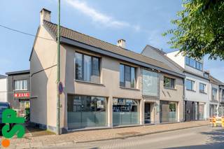 <strong>Handelspand 148m² met gerenoveerd appartement 151m².<br /><br /></strong>Indeling handelszaak: een ruime eetplaats met tal van natuurlijk lichtinval en zitplaats voor +- 40 personen, een grote werkbank/toog, twee gerenoveerde toiletten (M/V), een perfect onderhouden keuken met achterliggend twee koelcellen en extra stockageruimte.<br />Indeling appartement 1e verdiep: ruime traphal, leef- een eetruimte met toegang tot het terras, keuken, gastentoilet, zeer ruime badkamer met wasmachien aansluitingen, drie slaapkamers waarvan één met ingemaakte kasten en één met een ensuite (extra) badkamer.<br /><br />Het gebouw is doorheen de jaren gerenoveerd en begeeft zich in zeer goede staat.<br />Dit handelspand ligt op een uitstekende commerciële ligging, midden in het levendige dorpscentrum. Dankzij de centrale locatie geniet je van een constante stroom voorbijgangers, scholieren, werknemers, .... In de directe omgeving vind je voldoende parkeergelegenheid, wat zorgt voor een vlotte bereikbaarheid en een hoge zichtbaarheid.<br /><br />EPC: Label C.<br /><br />Extra troeven: <br />- Verwarming op gas en airco's zowel op het gelijkvloers als de 1e verdieping<br />- Dubbele beglazing (pvc) van 2011<br />- Groot appartement boven de zaak<br />- Overname mogelijk<br /><br />Wenst u graag meer info of een bezoek? Contacteer IMMO SP op het nummer 014/51.95.00 of via caro@immosp.be