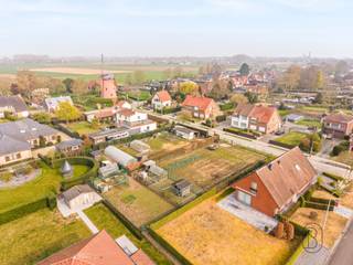 Zuidwestelijk georiënteerde bouwgrond van 756 m², rustig gelegen in een gezinsvriendelijke woonomgeving.<br />Deze bouwgrond biedt mooie mogelijkheden voor het realiseren van een ruime eengezinswoning, met een optimale oriëntatie voor een zonnige tuin.
<ul>
	<li> Geschikt voor open bebouwing</li>
	<li> Ruime bouwmogelijkheden</li>
	<li> Rustige ligging met vlotte bereikbaarheid</li>
</ul>
Interesse? Neem gerust contact met ons op voor meer informatie of de bouwvoorschriften.<br />De afgebeelde woningen zijn louter ter illustratie.