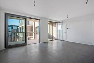 <strong>Laatste afgewerkte units beschikbaar – 6% btw mogelijk (onder voorwaarden).</strong><br /><br />Dit verzorgd afgewerkte appartement van <strong>81 m²</strong> met <strong>een overdekt terras van 16,3 m²</strong> bevindt zich in <strong>De Lesselier</strong>, een hedendaags woonproject binnen het Academisch Kwartier in het centrum van Lier.<br /><br />De ligging in een groene en autoluwe omgeving combineert rust met een uitstekende bereikbaarheid van winkels, horeca en het stadscentrum.<br /><br />De lichtrijke leefruimte sluit naadloos aan op de open keuken en geeft rechtstreeks uit op het ruime terras, een volwaardige buitenruimte die het wooncomfort versterkt.<br />Het appartement beschikt over twee volwaardige slaapkamers, ideaal voor een koppel, een klein gezin of een thuiskantoor.<br />Verder omvat de indeling een kwalitatief ingerichte badkamer, een apart toilet en een praktische berging, wat zorgt voor een efficiënte en functionele woonorganisatie.<br /><br />De Lesselier verenigt hedendaagse architectuur met het karakter van een historische site en staat garant voor duurzaam, discreet en kwalitatief wonen in een levendige stadsomgeving waar alles binnen handbereik ligt.<br /><br /><strong>2-slaapkamerappartementen zijn beschikbaar vanaf €385.000.</strong><br /><br /><strong>Interesse?</strong><br />Ontdek <strong>De Lesselier</strong> en contacteer ons via <strong>03 337 50 70</strong> of mail naar <strong>info@vbvastgoed.be</strong>.