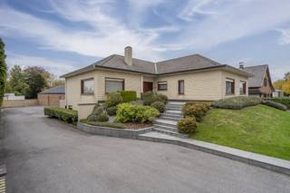 Heel ruim huis te koop gelegen te Harelbeke. In de rustige Jan Breydelstraat, vlak bij de Gavers. Van dit groot en stevig gebouwd huis te koop werd...