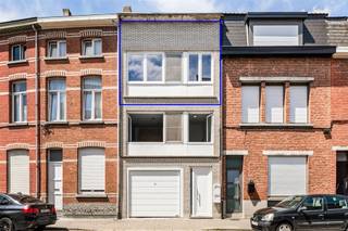 <p><span>Aangenaam appartement op de stadsrand van Mechelen. Het appartement beschikt over twee slaapkamers, waarvan één doorloopkamer, een lichtrijke leefruimte, een praktisch ingerichte keuken en badkamer, en een inpandige garage. Dankzij de vlotte verbinding met het centrum en de invalswegen is dit een ideale woonst voor wie goed bereikbaar wil wonen. Onmiddellijk beschikbaar. </span></p>