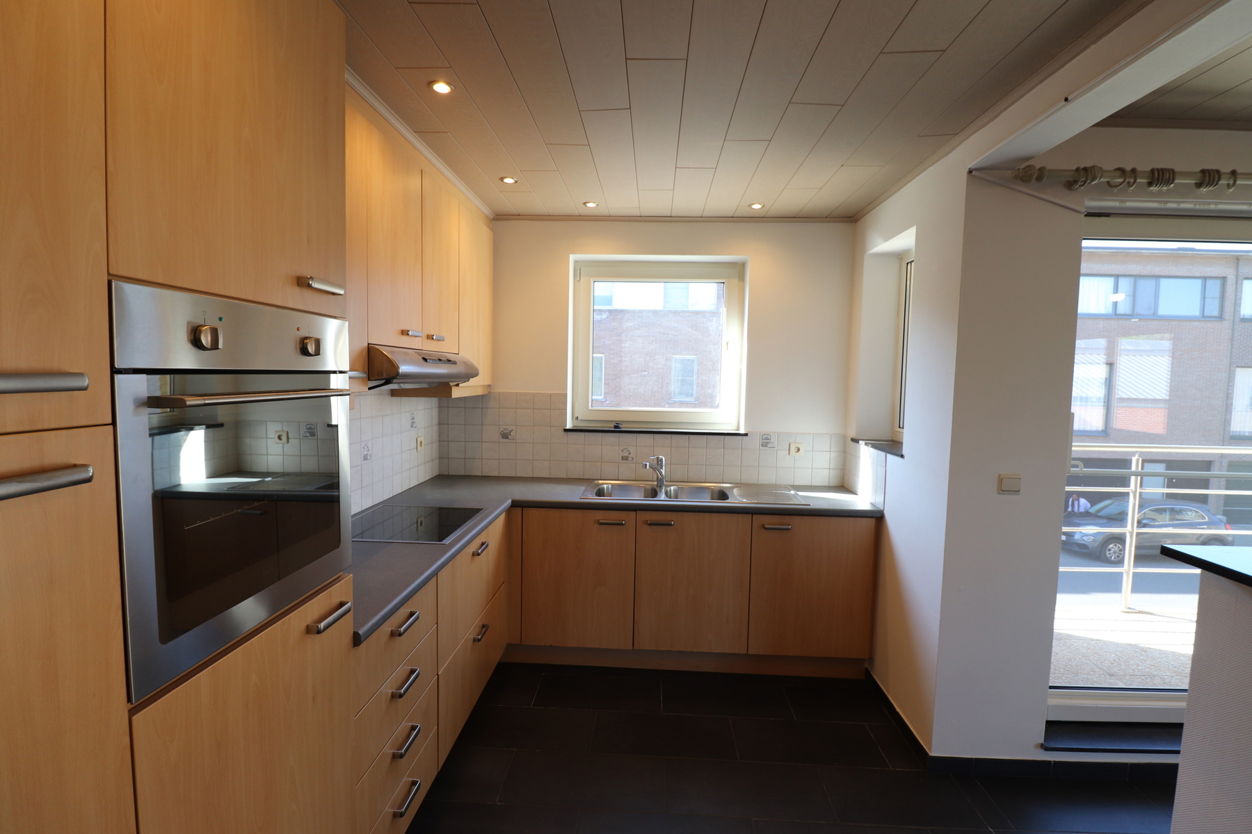 Ruim 2-slaapkamerappartement met terras en lift op de 1ste verdieping links met garage - foto 5
