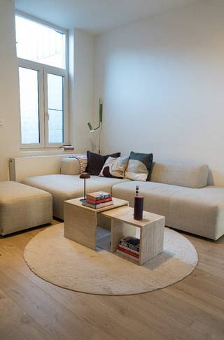 Instapklare woning met studio vlakbij station<br /><br /><br />Deze woning is uitstekend gelegen op een centrale én rustige locatie, vlakbij het station Gent-Sint-Pieters, het Miljoenenkwartier, UZ Gent en op fietsafstand van het historische centrum van Gent. Bovendien is er een vlotte verbinding naar de E40 en E17 (Mobiscore = 9.4/10). De woning werd door de jaren heen gerenoveerd met een gunstig EPC en is volledig instapklaar.<br /><br />Op het gelijkvloers begeeft u zich via de inkomhal naar de gezellige leef- en eetruimte. Aansluitend bevindt zich de volledig geïnstalleerde keuken (ingebouwde koelkast, combi-oven/microgolf, vaatwas, inductiekookplaat) met voldoende kastruimte. Achteraan is er een berging en gastentoilet. Vanuit de keuken heeft u toegang tot de aangename buitenruimte met een zonnig terras en stadstuin (40 m²). Daarnaast is er nog een ruime kelder aanwezig. <br /><br />Op de eerste verdieping bevinden zich een eerste slaapkamer en badkamer. De slaapkamer heeft nog een originele houten vloer en is uitgerust met ingebouwde kasten. De badkamer is ingericht met dubbele lavabo, inloopdouche, ligbad en aansluitingen voor wasmachine en droogkast. <br /><br />Op de bovenste verdieping bevindt zich een volledig ingerichte studio met mezzanine. De studio heeft een aparte badkamer met douche, lavabo en toilet. Verder is deze uitgerust met een eigen keuken. Perfect voor wie extra inkomsten wil door verhuur via airbnb of een student. De studio kan ook eenvoudig ingericht worden als extra slaapkamer of bureauruimte.<br /><br />Deze woning biedt een mooie opportuniteit voor wie op zoek is naar een woning met sterke ligging, aangename stadstuin en verhuurpotentieel. De bezoekdagen worden georganiseerd op 8, 9 en 10 mei. Inschrijven kan via de volgende link: https://calendly.com/jonashauttekeete/bezoekdaguilkensstraat91. De woning is beschikbaar begin september. Voor verdere vragen kan je contact opnemen via uilkensstraat91gent@gmail.com. <br /><br />-GEEN IMMO-