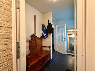 <p><span>Ruim duplex appartement met 2 slaapkamers, garagebox en kelderberging in het centrum van Lanklaar.</span></p><p><span> </span></p><p><span>Op een uitstekende locatie aan de kerk van Lanklaar bieden wij u dit bijzonder ruime duplex appartement aan met een bewoonbare oppervlakte van 173m². Dankzij de centrale ligging bevinden winkels, horeca, openbaar vervoer en andere dagelijkse voorzieningen zich op wandelafstand.</span></p><p><span> </span></p><p><span>Ook qua bereikbaarheid scoort deze eigendom uitstekend. Via de nabijgelegen N78 bereikt u vlot Maasmechelen, Maaseik en Genk, terwijl ook de autosnelweg en Nederland zich op korte afstand bevinden.</span></p><p><span> </span></p><p><span>Het appartement is gelegen op de eerste verdieping en beschikt over een eigen inkomhal die toegang geeft tot de verschillende leefruimtes. De lichtrijke woonkamer vormt zonder twijfel het hart van het appartement. Dankzij het grote schuifraam geniet u hier van een aangename natuurlijke lichtinval en een directe verbinding met het terras aan de achterzijde. De aanwezige gashaard zorgt bovendien voor extra sfeer en gezelligheid.</span></p><p><span> </span></p><p><span>Aansluitend bevindt zich de volledig uitgeruste keuken, voorzien van alle nodige comfort. Vanuit de keuken heeft u toegang tot een tweede terras aan de voorzijde van het gebouw. Door de aanwezigheid van twee terrassen kunt u op elk moment van de dag genieten van zon of schaduw.</span></p><p><span> </span></p><p><span>Verder beschikt deze verdieping over een gastentoilet en twee praktische bergruimtes, waaronder een wasberging met aansluitingen voor wasmachine en droogkast.</span></p><p><span> </span></p><p><span>Op de bovenverdieping bevinden zich twee ruime slaapkamers en een comfortabele badkamer uitgerust met een ligbad, douche en lavabo. Hier is tevens een 2</span><span><sup>e</sup></span><span> toilet beschikbaar. De masterbedroom beschikt bovendien over een eigen dressing. Daarnaast biedt de aanwezige zolderruimte extra mogelijkheden voor opslag of hobbyruimte.</span></p><p><span> </span></p><p><span>Ook aan bergruimte geen gebrek dankzij de privatieve kelderberging. Uw wagen parkeert u veilig in de afgesloten garagebox met automatische sectionaalpoort.</span></p><p><span> </span></p><p><span>Troeven:</span></p><ul><li><span>Centrale ligging in het hart van Lanklaar</span></li><li><span> Bewoonbare oppervlakte van bijna 170 m²</span></li><li><span>Twee ruime slaapkamers</span></li><li><span>Masterbedroom met dressing</span></li><li><span>Twee terrassen</span></li><li><span>Afgesloten garagebox</span></li><li><span>Privatieve kelderberging</span></li><li><span>Veel bergruimte</span></li><li><span>Uitstekende bereikbaarheid</span></li><li><span>Elektrische installatie wordt goedgekeurd</span></li></ul><p><span>Het appartement is momenteel verhuurd aan 1.050 per maand, waardoor het ook een interessante opportuniteit vormt voor investeerders die op zoek zijn naar een stabiel rendement. </span></p><p><span>Bent u op zoek naar een ruim appartement met tal van mogelijkheden op een gegeerde locatie? Contacteer ons dan vandaag nog voor een bezichtiging.</span></p><p><span>Robin Raeven – 0484 35 73 08 – robin@jemar.be</span></p>