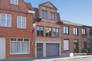 Deze charmante bel-etagewoning met karaktervolle gevel bevindt zich op een bijzonder centrale en rustige ligging in Brugge, op wandelafstand van het historische centrum, winkels, openbaar vervoer en tal van dagelijkse voorzieningen. Dankzij haar praktische indeling en gunstige ligging vormt deze woning een ideale starterswoning of een interessante opportuniteit voor verhuur.<br />Op het gelijkvloers bevinden zich de inkomhal, een praktische berging, was- en bergruimte en de inpandige garage met sectionale poort. De eerste verdieping omvat een aangename leefruimte met gaskachel, een afzonderlijke keuken en een badkamer met lavabomeubel, bad met douchecombinatie en toilet. Daarnaast is er een kleine buitenruimte aanwezig. Op de tweede verdieping bevinden zich twee slaapkamers en de nachthal met toegang tot de zolder. Het dak werd vernieuwd in 2017 en de zoldervloer werd geïsoleerd met 18 cm isolatie. De woning beschikt over houten ramen met hoogrendementsbeglazing en behaalt energielabel D, waardoor geen renovatieverplichting van toepassing is.<br />Een charmante stadswoning met garage, twee slaapkamers en uitstekende bereikbaarheid, ideaal voor eigen bewoning of als investering! <br />De vermelde prijs is een richtprijs. Elk bod hoger of lager dan de vermelde prijs wordt overgemaakt aan de eigenaar die zich het recht voorbehoudt om dit al dan niet te aanvaarden.