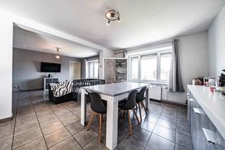 We Invest Malmedy biedt u dit appartement aan, ideaal gelegen in de buurt van alle voorzieningen. U zult gecharmeerd zijn van de ruime woonruimtes, de lichte inrichting en het toekomstige rendementspotentieel.<br /><br />Het appartement is als volgt ingedeeld: een lichte woonkamer, een ingerichte keuken, een bureau, een doucheruimte (douche, wastafelmeubel, toilet en ruimte voor de wasmachine), een hal en 2 slaapkamers. NIV -1: Een eigen kelder. <br /><br />Technische voorzieningen: elektriciteit conform de voorschriften, centrale verwarming op stookolie via een gemeenschappelijke ketel voor het gebouw, warmtemeters, individuele meters voor water en elektriciteit, PVC-ramen met dubbele beglazing, EPC-klasse C (228 kWh/m²/jaar - totaalverbruik: 23.854 kWh/jaar - ref. 20120202005633)<br /><br />Ideaal voor bijvoorbeeld starters of investeerders!