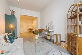 Op een uitstekende locatie in Mechelen bevindt zich dit energiezuinig, kwaliteitsvol afgewerkt gelijkvloers appartement met 1 slaapkamer en stadstuin. U bevindt zich hier op wandelafstand van winkels, scholen en het openbaar vervoer. Toch geniet u hier van een uitstekende bereikbaarheid, vlakbij belangrijke invalswegen en oprit E19 richting Antwerpen of Brussel.<br /><br />De ruime leefruimte kunt u inrichten met een aparte zithoek en eetplaats. Hier is de prachtige keuken mooi geïntegreerd in het geheel en voorzien van uiterst kwalitatieve toestellen. U geniet hier ook van veel lichtinval door de grote raampartij. Het appartement beschikt daarnaast ook over een slaapkamer met ingebouwde kast voor de wasmachine. Aansluitend kan men de badkamer vinden, deze is uitgerust met lavabo, toilet en inloopdouche. In de leuke zuidgerichte stadstuin kunt u steeds in alle rust en privacy genieten van het mooie weer.<br /><br />De gemeenschappelijke maandelijkse kosten bedragen amper 35 euro. Dit prachtige appartement heeft tevens ook een privatieve kelder en een gemeenschappelijke (fietsen)berging.<br /><br />Dit is een uitstekende opportuniteit als u op zoek bent naar een energiezuinig gelijkvloers appartement met stadstuin in Mechelen. Contacteer ons voor meer informatie op 0473/38.29.40 of via info@boonstravastgoed.be.<br /><br />Bijzonderheden:<br />- Zuidgerichte stadstuin<br />- Energiezuinig appartement ( EPC B)<br />- Uitstekende locatie