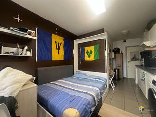 <p><span>De studio situeert zich in een gebouw op dé studentenlocatie bij uitstek: pal in de studentenbuurt, op wandelafstand van de Universiteit Antwerpen, AP en Karel de Grote-Hogeschool. In de nabije omgeving situeren zich de Stadswaag en de Ossenmarkt, 2 populaire uitgaansbuurten bij studenten. Verder zijn er verschillende vélo-stations vlakbij gelegen. Daarbij is het openbaar vervoer alomtegenwoordig: de tram stopt letterlijk voor de deur. De Franklin Rooseveltplaats en Antwerpen-Centraal bereikt u gemakkelijk te voet. Ideaal voor de student om na een week op kot vlot thuis te geraken!</span></p><p><span> </span></p><p><span>De studio bevindt zich op de vijfde verdieping van een uitgebreid studentengebouw van 5 hoog met lift. De verwarming is op elektriciteit. Alle ramen beschikken over dubbele aluminium-beglazing. </span></p><p><span> </span></p><p><span>De studio beschikt over een leef-/slaapruimte met open keuken van 16 m². De keuken is afgewerkt met een spoelbak, 2 pits kookplaat, oven, wasmachine, microgolf en dampkap. Tevens zijn er nog bijkomende voorzieningen zoals een opklapbaar bed, een printer en projectiescherm. De badkamer is 3 m² groot en is voorzien van een wc, lavabo en douchecabine. Om af te sluiten beschikt het gebouw nog over een ruime binnenkoer met fietsenstalling. 50 euro vaste kosten (incl. water en elektriciteit gemene delen)</span></p><p><span> </span></p><p><span> Voor meer info of een gratis schatting surf naar </span><span><span>www.hansimmo.be</span></span><span>. </span></p><p><span> </span></p>