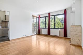 <p><span>Vlakbij het centrum van Brasschaat vinden we dit appartement (V2) met twee slaapkamers en terras. </span></p><p><span> </span></p><p><span>We betreden het appartement langs de inkomhal (met een nis voor het creëren een vestiaire), welke ons links toegang geeft tot de leefruimte. Deze leefruimte is beperkt in oppervlakte, doch biedt wel degelijk voldoende plaats voor een zithoek en een eetkamer. De leefruimte werd bovendien voorzien van airconditioning. Ideaal voor de warme zomerdagen!</span></p><p><span> </span></p><p><span>Via de leefruimte komen we in de keuken, welke beschikt over voldoende kastruimte en de volgende uitrusting: kookplaat, dampkap, spoelbak, vaatwasser en koel/vriescombinatie. Langs de keuken kunnen we toegang nemen tot het terras, welk zich aan de straatkant bevindt.</span></p><p><span> </span></p><p><span>Verder geeft de inkomhal ons ook nog toegang tot het apart toilet, de badkamer en de twee slaapkamers. In de badkamer vinden we naast de douche en het lavabomeubel, ook de voorzieningen voor wasmachine en droogkast terug. </span></p><p><span> </span></p><p><span>De maandelijkse huurprijs bedraagt € 875,00. Geen gemeenschappelijke kosten.</span></p><p><span> </span></p><p><span>Het appartement is geschikt voor twee (=ideaal), maximaal drie personen.</span></p><p><span> </span></p><p><span>Is uw interesse gewekt? Wel, dan wil ik U vragen mij te contacteren via mail (stijn@vastgoedbardyn.be) en/of WhatsApp (0478/95.01.51). </span></p><p><span> </span></p>