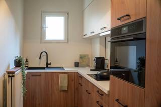 <p><strong>Berchem blijft zo’n plek waar alles mooi in balans voelt: levendig maar niet druk, stedelijk maar met ademruimte. In deze gegeerde buurt ligt een kleinschalig gebouw met vier appartementen, waar dit gerenoveerde appartement zich net boven straatniveau bevindt. Een fijne mix van privacy, licht en hedendaags comfort - en dat met een eerste bewoning na renovatie. Benieuwd? Kom binnen…</strong><br /></p><p><strong>Verwelkomende leefruimte</strong></p><p>Je komt binnen in de leefruimte, en die doet meteen wat een leefruimte moet doen: ontvangen. Ruim, licht én met knappe, doorlopende parketvloeren die warmte brengen. De dimlichten zorgen ervoor dat je hier moeiteloos schakelt van ochtendlicht naar avondgezelligheid.<br /></p><p><strong>Keuken achteraan, klaar voor gebruik</strong></p><p>Via de hal bereik je de keuken aan de achterzijde van het gebouw. Volledig geïnstalleerd en vernieuwd in oktober 2025, praktisch ingericht én met een aansluiting voor de wasmachine. Een plek waar je enkel de ingrediënten voor je volgende feestmaal nog moet binnenbrengen.<br /></p><p><strong>Slaapkamer in alle rust</strong></p><p>Ook de slaapkamer ligt achteraan, wat zorgt voor een rustige sfeer weg van de straat. Een fijne plek om je terug te trekken, met een logische verbinding naar de rest van het appartement.<br /></p><p><strong>Badkamer centraal in huis</strong></p><p>De badkamer is bereikbaar via de hal en ligt centraal, praktisch geplaatst tussen de verschillende ruimtes zodat de indeling vlot en comfortabel aanvoelt.<br /></p><p><strong>Slim en zorgeloos wonen</strong></p><p>Het appartement werd in mei 2025 gerenoveerd en is klaar voor een eerste bewoning. De elektriciteit is conform en een nieuwe slimme thermostaat zorgt voor efficiënt energiegebruik. De gemeenschappelijke kosten blijven laag en omvatten water, brandverzekering, elektriciteit van de gemene delen en het reservefonds. In april wordt de gevel nog geïsoleerd en afgewerkt, een investering die al betaald is. Verder is er een privatieve kelderberging en bevindt het appartement zich in een kleinschalig gebouw, wat het geheel extra aangenaam maakt.<br /></p><p><strong>Verliefd? <u>Info@ugly.be</u></strong><br /></p>