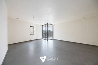 <p><span>Ruim 1-slaapkamerappartement met aangename buitenruimte.</span></p><p><span> </span></p><p><span>Dit appartement op de eerste verdieping verrast met zijn praktisch ingedeelde oppervlakte van 86,32 m². De woonst beschikt over 1 slaapkamer en een terras van 10,70 m², perfect om rustig buiten te zitten of te genieten van een koffiemoment in de buitenlucht.</span></p><p><span> </span></p><p><span>De keuken kan nog door de koper gekozen worden binnen een budget van 12.500 euro excl. btw. Hierdoor combineert u het gemak van een afgewerkt nieuwbouwappartement met de vrijheid van een persoonlijke afwerking.</span></p><p><span> </span></p><p><span>De duurzame technieken, waaronder geothermie, vloerverwarming, koeling, zonnepanelen, en ventilatie D, zorgen elke dag opnieuw voor comfort. E-peil 10 met vrijstelling van het KI in de eerste 5 jaar,</span></p><p><span> </span></p><p><span>Een ruim, energiezuinig appartement met alle troeven voor zorgeloos wonen.</span></p><p><span> </span></p><p><span>6% Btw tarief mogelijk</span></p>