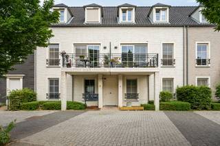 Dit gelijkvloers appartement met tuin en twee slaapkamers is centraal gelegen in Herentals. <br /><br />Het appartement beschikt over een inkomhal met gastentoilet, een open en volledig uitgeruste keuken met aansluitend de eetruimte en woonkamer. Vanuit de hal is er toegang tot een praktische bergruimte. Verder zijn er twee slaapkamers en een badkamer met een meubel en douche. Tot slot zijn een autostaanplaats en een kelder inbegrepen in het ondergrondse complex.<br /><br /><span>Extra info: geen verdere gemeenschappelijke kosten I wegenis langs de achterzijde I EPC 154 kWh/ (m² jaar) label B I watertoets: P-score: A I </span><span>G-score: A.</span>