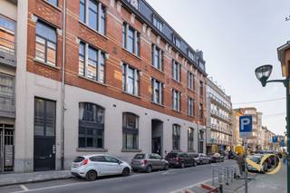 Op een steenworp van Tour&Taxis en het Pompidou centrum, stellen wij u deze instapklare duplex op het gelijkvloers voor, in een modern gebouw...