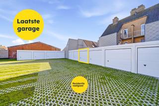 In residentie Victor is nog de laatste garage beschikbaar. Een opportuniteit voor wie zekerheid en extra comfort wil, zowel voor eigen gebruik als investering, ook voor omwonenden of wie in de buurt extra ruimte zoekt.<br /><br />De garage is ruim en makkelijk toegankelijk, voorzien van elektriciteit en biedt bijkomende mogelijkheden naar opslag of praktisch gebruik. De centrale ligging zorgt ervoor dat je steeds snel en vlot toegang hebt.<br />- Voor eigen gebruik: altijd een vaste, veilige plaats zonder parkeerdruk in de buurt<br />- Voor omwonenden: ideale oplossing voor extra stockage dichtbij huis<br />- Voor investeerders: interessante en stabiele verhuuropportuniteit met blijvende vraag in de omgeving<br />- Extra troef: inzetbaar als opslagruimte, fietsenstalling of multifunctionele ruimte<br /><br />De combinatie van beperkte beschikbaarheid, praktische ligging en brede inzetbaarheid maakt dit een waardevaste opportuniteit in de buurt.<br /><br />Garage: 29.000 €<br />Verkoop onder BTW.<br />Meer info en gedetailleerde prijsberekening beschikbaar op kantoor.