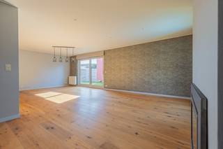 Deze aangename laagbouwwoning combineert comfort, ruimte en een rustige ligging met de nabijheid van alle dagelijkse voorzieningen.<br />De woning omvat een ruime inkomhal, gezellige leefruimte, mooie keuken, smaakvolle badkamer, bureau, 3 slaapkamers, berging, apart toilet, garage en een ruime zolder die tal van mogelijkheden biedt.<br />Buiten geniet je van een gezellige en onderhoudsvriendelijke tuin, ideaal om in alle rust te ontspannen.<br />Extra troeven zijn de conforme elektrische installatie en het goede EPC. Bovendien is de woning rustig gelegen, terwijl winkels, scholen, openbaar vervoer en andere voorzieningen vlot bereikbaar zijn. Voor alle info : dirk@berno.be
