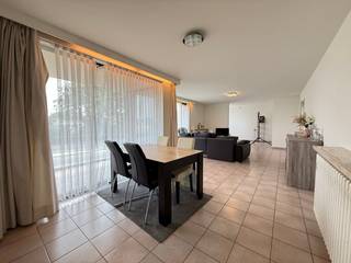 Het appartement is gelegen op de eerste verdieping van een kleinschalig appartementsgebouw nabij zéér goede verbindingswegen. Het pand is instapklaar; volledig geschilderd en voorzien van gordijnen.<br /><br />Het appartement bestaat uit:<br />Inkomhal met ingebouwde vestiaire, gastentoilet, zéér ruime leefruimte met toegang tot het terras, geïnstalleerde keuken, technische ruimte/berging, badkamer en twee slaapkamers.<br />Ook is er een privatieve staanplaats voorzien in de ondergrondse garage.<br /><br />Het pand is beschikbaar vanaf 01/12/2025.<br />Gemeenschappelijke kosten bedragen €200 / maand (water en verwarming inclusief!)<br /><br />Enkele troeven:<br /><br />- Twee ruime slaapkamers;<br />- Staanplaats; <br />- Centraal gelegen, goede verbindingswegen.<br /><br />Contacteer ons voor uw persoonlijk bezoek!