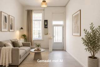 <p>Centraal gelegen rijwoning met2SLP, perfect voor starters of als investering</p>
<p>Op het gelijkvloers bevindt zich een leefruimte die in directe verbinding staat met de keuken, wat zorgt voor een praktische en open indeling. Daarnaast is er een douchecabine aanwezig, wat het comfort op dit niveau verhoogt.</p>
<p>De eerste verdieping telt twee ruime slaapkamers. De zolder, bereikbaar via een vaste trap, biedt de mogelijkheid om extra kamers te creëren, ideaal voor wie nood heeft aan bijkomende ruimte.</p>
<p>Extra troeven van deze woning zijn het vernieuwde dak, de conforme elektriciteit en een EPC-score van label D, wat bijdraagt aan het wooncomfort en de investeringswaarde.</p>
<p>Kortom, een veelzijdige woning met potentieel op een gunstige locatie!</p>
<p>Interesse? Plan een afspraak met Katrien: 0473.42.76.99. – katrien@cornelis-partners.be</p>
<p><strong>Vraagprijs: € 110.000</strong></p>