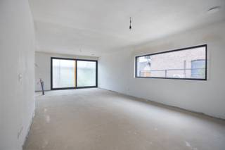 Vlakbij het stadscentrum is deze nieuwbouwwoning te koop, gelegen in een mooie woonbuurt op wandelafstand van het stadspark en het winkelcentrum T-Forum.<br /><br />De woning wordt Casco Plus opgeleverd. Dat wil zeggen: alle grote werken zijn al gebeurd, en jij werkt nog af naar eigen smaak. <br />De bewoonbare oppervlakte bedraagt 168m² + 30m² zolder.<br /><br />Reeds uitgevoerd en inbegrepen: <br />- volledige ruwbouw; <br />- pleisterwerken en chapewerken; <br />- vloer- en muurisolatie; <br />- aluminium ramen met thermoprofielen en energiezuinige beglazing; <br />- vloerverwarming met warmtepomp lucht/water (Vaillant); <br />- elektrische installatie afgewerkt; <br />- zonnepanelen voorzien; <br />- ventilatiesysteem aanwezig.<br /><br />Nog af te werken door de koper: <br />- vloerafwerking (tegels, parket, …); <br />- keuken; <br />- badkamer; <br />- binnendeuren en bezetting trap.<br /><br />Creëer op korte tijd een instapklare woning volledig volgens jouw stijl.<br /><br />Indeling gelijkvloers:<br />x je komt binnen in de inkomhal met toegang tot het gastentoilet; <br />x vooraan een extra ruimte voor bv. bureau, hobbykamer of speelruimte; <br />x ruime leefruimte die mooi aansluit op de open keuken; <br />x achteraan een groot schuifraam en buitendeur naar terras en tuin.<br />x naast de keuken is er een praktische wasplaats/berging.<br /><br />Verdieping: <br />x 3 ruime slaapkamers, <br />x technische ruimte met berging, <br />x badkamer voorzien voor bad, douche en toilet.<br /><br />Zolder: 30m² extra zolderruimte, ideaal voor stockage/berging. <br /><br />INTERESSE? Bel ons voor een bezichtiging op het nummer 012 23 00 23 of mail uw vragen aan roland@immo-leroi.be.