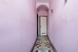 Ben jij op zoek naar een woning met potentieel, een eerste renovatieproject of een interessante investering? Dan is deze woning in de Weverijstraat misschien wel precies wat je zoekt! In een rustige straat, vlak in het centrum van Ieper, bevindt zich deze te renoveren woning met een ruime, zuidwestgerichte tuin en tal van mogelijkheden. Bovendien geniet je hier van een uitstekende ligging: de bibliotheek, academie, sportvoorzieningen, scholen, winkels, openbaar vervoer en andere voorzieningen bevinden zich allemaal op wandelafstand.<br /><br />De woning is als volgt ingedeeld. Via de inkomhal komen we in de leefruimte, die aansluit op de keuken. Vanuit de keuken hebben we toegang tot de badkamer en een ruime polyvalente ruimte. Deze kan, afhankelijk van jouw wensen, perfect dienstdoen als slaapkamer op het gelijkvloers, bureau, hobbyruimte, ontspanningsruimte of extra leefruimte. Aansluitend bevindt zich de veranda, die toegang geeft tot de garage en de ruime zuidwestgerichte tuin. Een heerlijke buitenruimte met heel wat potentieel! Op de eerste verdieping bevinden zich twee slaapkamers. Een verdieping hoger komen we op de ruime zolderverdieping. Dankzij de beschikbare oppervlakte biedt deze verdieping mogelijkheden om nog twee extra slaapkamers te creëren, naast een bijkomende zolderruimte.<br /><br />Deze woning vraagt een totaalrenovatie, maar biedt tegelijk enorm veel mogelijkheden om er een prachtige gezinswoning of interessante investering van te maken. De combinatie van de centrale ligging, de ruime tuin, garage en uitbreidingsmogelijkheden maakt dit dan ook een bijzonder interessant renovatieproject. Ben jij een handige Harry en zie je het potentieel van deze woning? Of ben je op zoek naar een renovatieproject om zelf te bewonen of als investering? Aarzel dan niet en leg vandaag nog jouw bezoek vast. Ontdek ter plaatse welke mogelijkheden deze woning jou te bieden heeft!