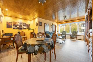 <h2>Instapklaar appartement op de eerste verdieping</h2>
<p><span>Nabij het centrum van <strong>Stabroek</strong> bevindt zich dit instapklaar appartement op de eerste verdieping. Een ideaal <strong>startersappartement</strong> of <strong>rendabele investering</strong> dankzij de sterke ligging en conforme staat.</span></p>
<h2>Indeling</h2>
<h3><strong>Inkom &amp; leefruimte</strong></h3>
<ul>
<li>
<p><strong>Inkomhal </strong>op tegelvloer</p>
</li>
<li>
<p><span><strong>Leefruimte </strong>op laminaatvloer met lichtinval</span></p>
</li>
<li>
<p><span><strong>Keuken </strong>voorzien van gasvuur, dubbele spoelbak, ijskast en diepvries</span></p>
</li>
</ul>
<h3><strong>Slaapgedeelte &amp; comfort</strong></h3>
<ul>
<li>
<p><span><strong>Twee slaapkamers</strong>, uitgerust met elektrische rolluiken, waarvan één voorzien van bedstee</span></p>
</li>
<li>
<p><span><strong>Badkamer</strong>, gerenoveerd in 2020, voorzien van lavabo en inloopdouche en toilet</span></p>
</li>
</ul>
<h2>Extra informatie</h2>
<ul>
<li>
<p><span><strong>EPC label A – 99 kWh/m² jaar</strong></span></p>
</li>
<li>
<p>Géén gemeenschappelijke kosten!<br />Blokpolis = €750/j verdeeld over het volledige gebouw</p>
</li>
<li>
<p><span>Individuele nutsvoorzieningen</span></p>
</li>
<li>
<p><span>Verkoop onder <strong>registratiestelsel</strong></span></p>
</li>
</ul>
<h2><span><strong>INTERESSE?</strong></span></h2>
<p>📞 03 568 03 03<br />✉️ info@vastgoed03.be</p>
<p>Plan vandaag nog uw bezoek!</p>