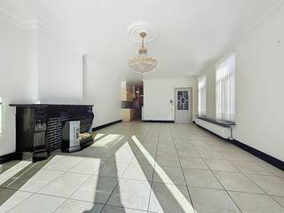 Deze eigendom bevindt zich in de Ooststraat in het residentiële Bevegem, rustig doch zéér centraal. Op enkele passen is het station en het centrum...