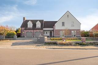 Deze luxueuze villa, gelegen op Groeneweg 90 in het gegeerde en groene Heverlee, combineert ruimte, comfort en een hoogwaardige afwerking in...