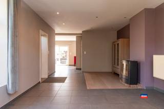<p><span>MORTSEL | MAISON À RÉNOVER, SITUÉE À UN COIN DE RUE, AVEC DEUX CHAMBRES ET UN JARDIN, SUR UNE SUPERFICIE TOTALE DE 207 m² | EPC </span></p><p><span>Agencement comme suit : rez-de-chaussée : jardin à l'avant - hall d'entrée avec vestiaire - salon - salle à manger - cuisine semi-ouverte et équipée - jardin.</span></p><p><span>Premier étage : cage d'escalier - deux chambres - salle de bains. Le jardin est accessible par un chemin de servitude situé à l'arrière. </span></p><p><span>Cette maison bénéficie d'un emplacement idéal </span></p>