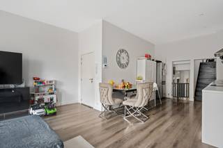 In de wijk Zurenborg te Antwerpen bevindt zich dit duplexappartement in een kleinschalig gebouw. De straat is een éénrichtingstraat waardoor het...