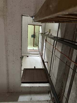 <p><span>Magazijn met garage of atelier met veel lichtinval en gezonde betonnen bouwstructuur</span></p><p><span>Opslagplaats gelegen te Duinstraat 31 in Antwerpen, ideaal voor wie op zoek is naar een praktische ruimte met mogelijkheden. Het pand is volledig opengewerkt en vrij in te richten naar eigen noden.</span></p><p><span>De opslagruimte beschikt over een gelijkvloers en twee bijkomende verdiepingen, waardoor er veel extra stockageruimte aanwezig is. Daarnaast is er een authentieke takellift (pully lift) voorzien, waarmee goederen eenvoudig naar de bovenliggende niveaus kunnen worden verplaatst.</span></p><p><span>Gelegen op een centrale locatie in 2060 Antwerpen, met vlotte bereikbaarheid. Ook interessant als atelier of thuiswerk bureau waar je met de wagen nog kan parkeren.</span></p><p><span>Interesse of graag een bezoek? Contacteer ons via michael@vastpuntgoed.be of 0476 40 86 76. Plannen Felixarchief 1938 op onze website terug te vinden waar er wel kamers vergund waren boven het magazijn.</span></p>