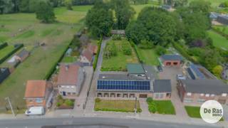 VLIERZELE - Bent u op zoek naar een eigendom waar wonen, werken en genieten perfect samengaan? Dan zal deze uitzonderlijke eigendom u ongetwijfeld weten te bekoren.<br />Gelegen in een rustige zijstraat van de Gentsesteenweg, op de verbindingsas tussen Gent en Aalst, geniet u hier van een uitstekende bereikbaarheid naar de E40 en alle belangrijke invalswegen, terwijl u tegelijk woont in een groene en landelijke omgeving waar rust centraal staat.<br /><br />De eigendom bestaat uit een ruime gezinswoning met een ruime werkplaats én een volledig uitgeruste chalet die achteraan op het perceel is gelegen. Deze combinatie maakt het geheel bijzonder veelzijdig en geschikt voor tal van toepassingen.<br />De hoofdwoning omvat een inkomhal, een ruime en lichtrijke leefruimte, een volledig ingerichte keuken met praktische bijkeuken, een slaapkamer op het gelijkvloers, een badkamer en twee garages. Aansluitend bevindt zich een werkplaats van maar liefst 75 m², ideaal voor de zelfstandige, de hobbyist, een vrij beroep of iedereen die nood heeft aan extra werk- of opslagruimte. Op de verdieping bevinden zich nog twee grote slaapkamers die gemakkelijk kunnen worden omgevormd tot meerdere kamers.<br /><br />Vanuit de woning geniet u van een prachtig zicht op de ruime tuin, die zorgt voor een oase van rust en privacy. Achteraan bevindt zich een volledig ingerichte chalet met een gezellige woonkamer, keuken, veranda, badkamer, bureau en slaapkamer. Het panoramische uitzicht over het omliggende groen maakt deze plek werkelijk uniek.<br /><br />Een bijkomende troef is dat de chalet bereikbaar is via een afzonderlijke zijoprit, waardoor beide wooneenheden onafhankelijk van elkaar kunnen functioneren.<br />Deze eigendom leent zich dan ook perfect voor kangoeroewonen, een zorgwoning, een combinatie van wonen en werken, een zelfstandige activiteit aan huis of het creëren van een afzonderlijke woongelegenheid voor familie of gasten. Dankzij de doordachte indeling geniet iedere bewoner bovendien van voldoende privacy.<br /><br />Kortom, bent u op zoek naar een eigendom die ruimte, rust, bereikbaarheid en uitzonderlijke mogelijkheden combineert? Dan is dit een unieke kans die u niet mag missen.<br />Laat u verrassen door de vele mogelijkheden van deze bijzondere eigendom en plan vandaag nog uw bezoek.