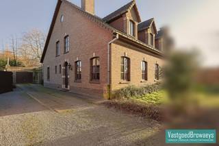 Deze te renoveren fermette is gelegen nabij tal van verbindingswegen en kan mits beperkte kosten makkelijk naar een energielabel C geraken. Vervang...