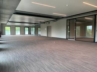 <strong>Energieneutraal kantoor te huur – 256 m² in toekomstgericht bedrijfsgebouw Kempus • Beschikbaar vanaf 01/11/2026</strong><br /><br /><strong>Ligging:</strong> Kempus bevindt zich op een strategische locatie aan de rand van de Turnhoutse stadsring, vlak bij de E34. De bereikbaarheid is uitstekend dankzij de nabijheid van openbaar vervoer en de ruime gratis parking op het terrein. De groene omgeving rond het gebouw zorgt voor een aangename en rustige werksfeer.<br /><br /><strong>Beschrijving: </strong>Kempus is een modern, energieneutraal en volledig zelfvoorzienend kantoorgebouw met geothermie, zonnepanelen, zonwerend glas en klimaatplafonds voor een optimaal binnenklimaat. De rustige, gezonde werkomgeving wordt versterkt door voortdurende luchtcirculatie en een ruim balkon op elke verdieping. Het gebouw is volledig toegankelijk en biedt medewerkers extra troeven zoals een ecologische zwemvijver en een aangename wandel- en loopomgeving. Vanaf november 2026 komt een halve verdieping van 256 m² beschikbaar, inclusief gedeelde kitchenette en toegang tot alle gemeenschappelijke faciliteiten.<br />
<p><span><strong>Bijzonderheden:</strong></span></p>
<ul>
<li>
<p><span>Energieneutraal en volledig zelfvoorzienend gebouw</span></p>
</li>
<li>
<p><span>Verwarming en koeling via geothermie</span></p>
</li>
<li>
<p><span>Zonnepanelen en zonwerend glas</span></p>
</li>
<li>
<p><span>Klimaatplafonds voor optimaal comfort</span></p>
</li>
<li>
<p><span>Ruime gratis parking met 26 laadpalen (Type 2 – 11 kW)</span></p>
</li>
<li>
<p><span>Grote balkons op elke verdieping</span></p>
</li>
<li>
<p><span>Volledig toegankelijk, inclusief aangepaste toiletten</span></p>
</li>
<li>
<p><span>Ecologische zwemvijver en wandel-/loopomgeving</span></p>
</li>
<li>
<p><span>Beschikbaar november 2026</span></p>
</li>
<li>
<p><span>256 m² kantoorruimte met gedeelde kitchenette</span></p>
</li>
<li>
<p><span>Uitgebreid pakket aan inbegrepen diensten en onderhoud</span></p>
</li>
</ul>