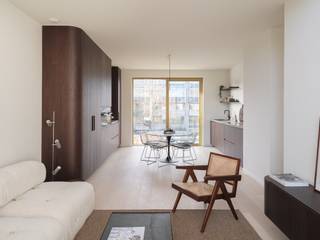 <strong>Architecturale nieuwbouw ‘townhouse’ met zicht op het water en meerdere terrassen.</strong><br /><br />Deze<strong> bijzondere eigendom</strong> biedt de mogelijkheid om aangekocht te worden onder de<strong> 6% btw regeling</strong> (mits men voldoet aan de voorwaarden). De <strong>urban villa</strong> onderscheidt zich door zijn<strong> eigentijdse vormentaal, hoogwaardige afwerking en uitzonderlijke zichten</strong>.<br /><br />De moderne townhouse<strong> voldoet aan alle hoogste energetische norme</strong>n (warmtepomp, vloerverwarming, zonnepanelen) en beschikt onder meer over <strong>vier slaapkamers, twee badkamers en drie buitenruimtes</strong>. De lichtrijke volumes, grote raampartijen en <strong>stijlvolle afwerking </strong>spreken tot de verbeelding en zorgen voor<strong> een exclusieve beleving</strong> doorheen de woning.<br /><br />Door zijn <strong>praktische indeling</strong> met een slaapkamer/multifunctionele ruimte op het gelijkvloers leent de woning zich ook mogelijks to<strong>t de combinatie van wonen en werken</strong>. Extra troef is het <strong>dakterras met exclusief uitzicht op het water</strong>.<br /><br /><strong>Samengevat, een bijzondere opportuniteit door zijn ligging, afwerking en stijl.</strong>