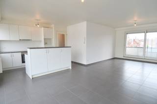 Op wandelafstand van winkels, scholen en andere voorzieningen bevindt zich dit instapklare appartement. Dankzij de centrale ligging geniet je hier van alle comfort van het stadsleven, zonder in te boeten aan rust en privacy.<br /><br />Indeling als volgt:<br />Je komt binnen via een aangename inkomhal met gastentoilet. De lichtrijke leefruimte biedt eveneens plaats aan een volledig ingerichte keuken. Vaatwasser en oven werden recent vervangen.<br />Moderne badkamer met douche en dubbele lavabo.<br />We tellen 2 volwaardige slaapkamers en een wasplaats met bijhorende berging.<br /><br />Op het zonneterras (achterzijde) kan je even tot rust komen of lekker zonnen.<br /><br />Aan de voorzijde bevindt zich nog een extra balkon met zicht op het levendige straatbeeld.<br /><br />EXTRA TROEF: Private kelderberging en autostandplaats inbegrepen in de huurprijs.<br /><br />Adres: Rekollettenstraat 1C/22, Kortrijk<br />Huurprijs: 845 EUR/maand + 50 EUR/maand syndic of een totaal van 895 EUR/maand<br />Onze referentie. DEV5024